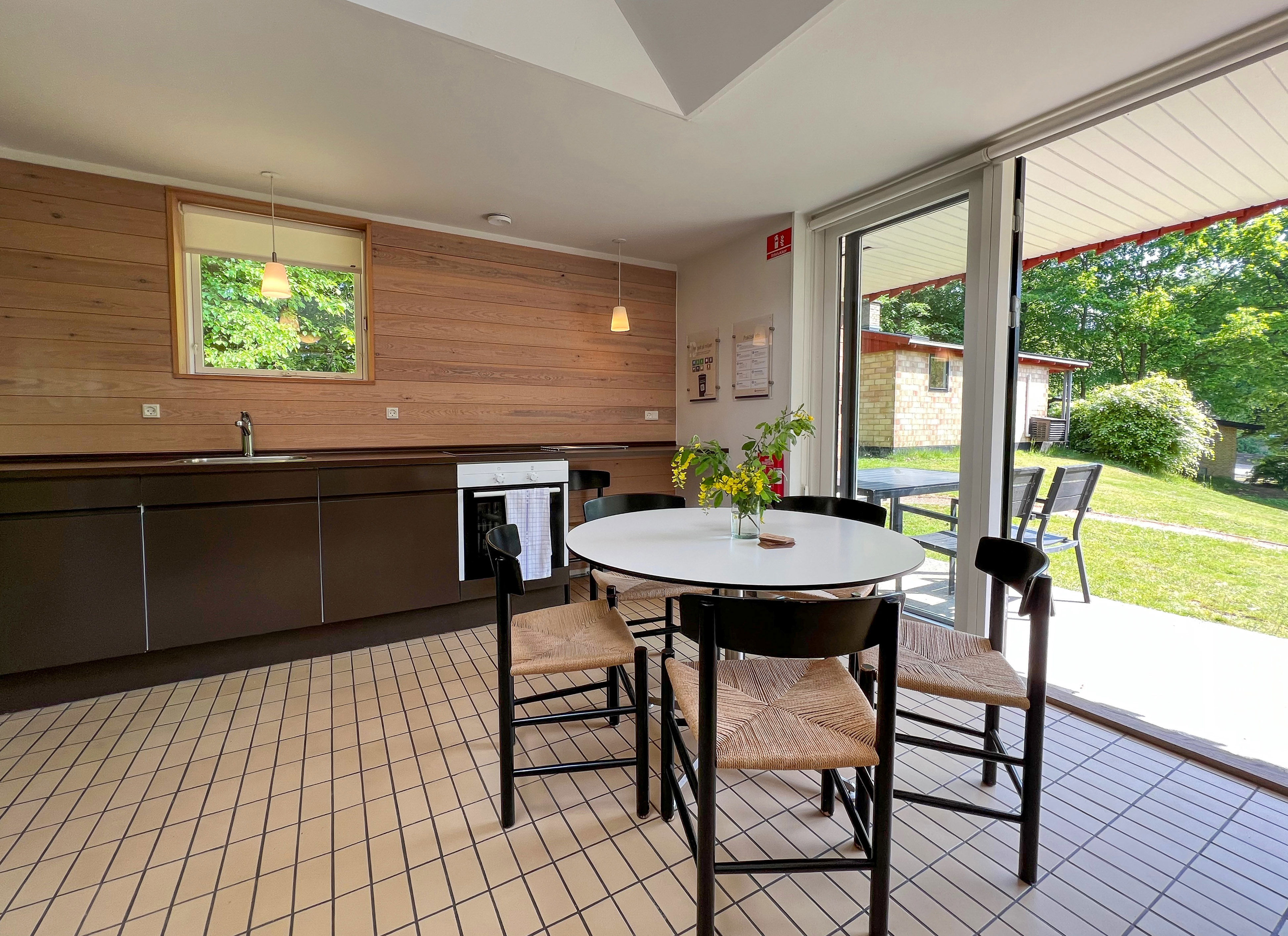 Spisebord med fire stole omkring i Køkken-Alrum i feriebolig i Helsingør Ferieby