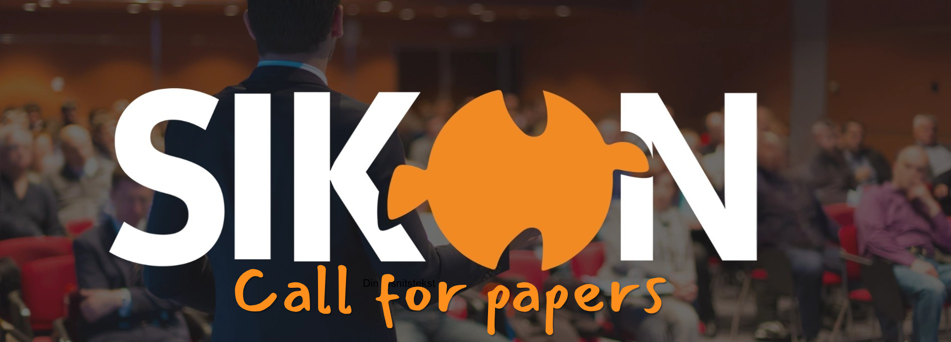 i baggrunden: oplægsholder taler foran publikum. i forgrunden teksten: SIKON Call for papers