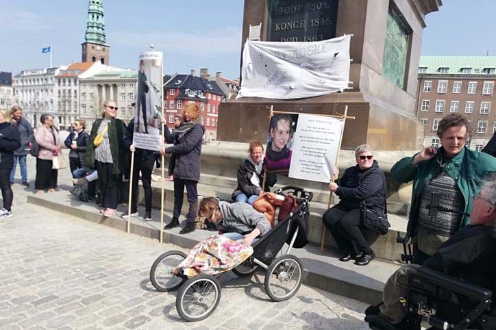 Demonstration ved Christiansborg. Bannere og mennesker med handicap.