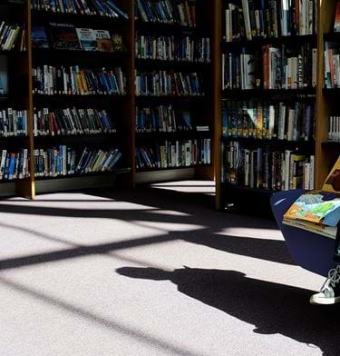 Dreng på bibliotek