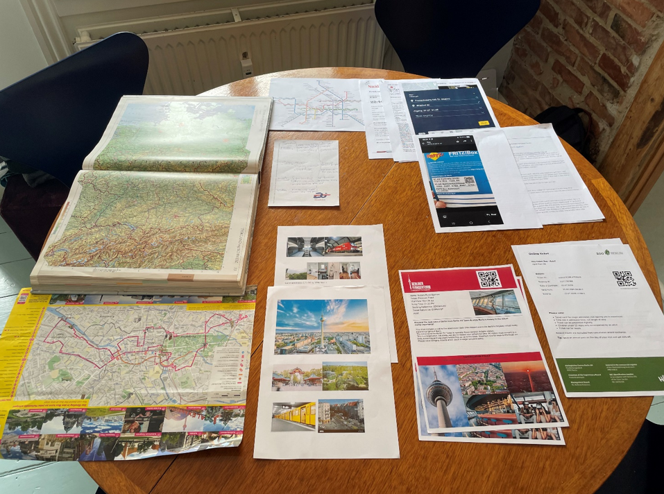 Kort, pjecer og andet materiale lagt ud på rundt bord