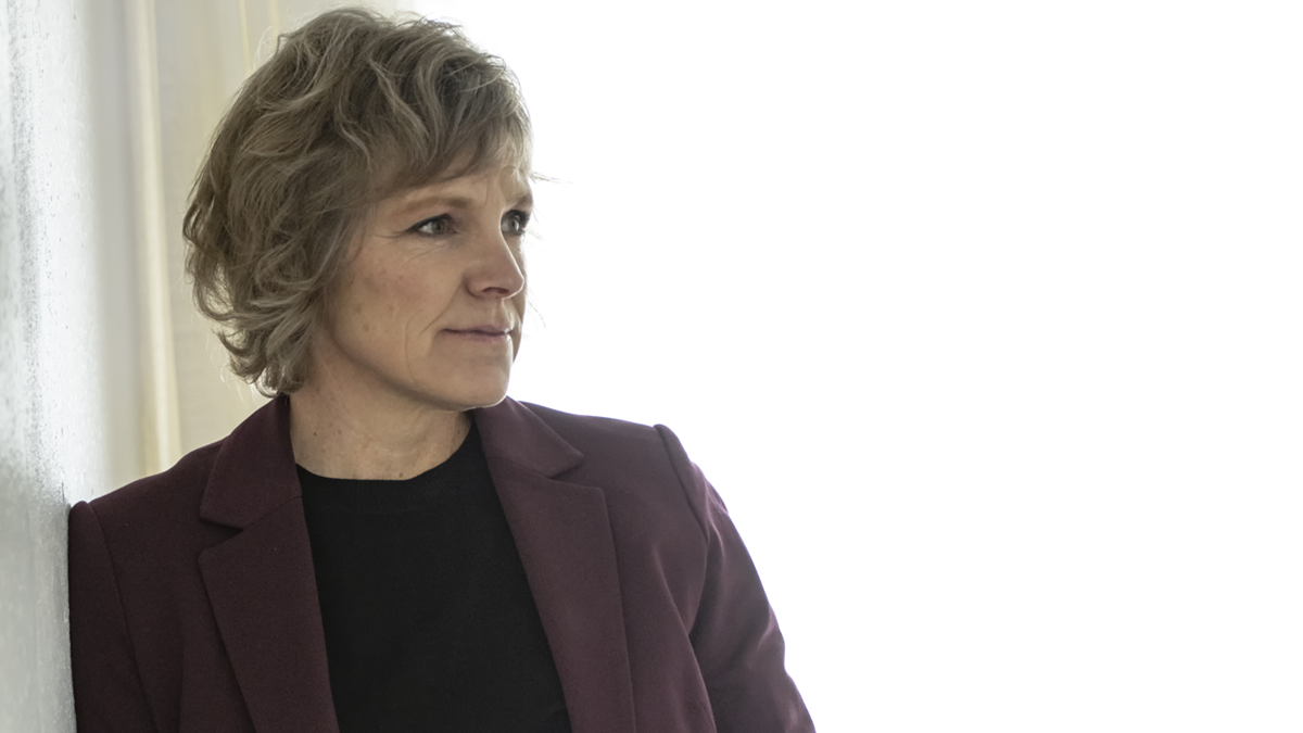 Autismeforeningens formand, Karina Bundgaard, står lænet op ad en væg