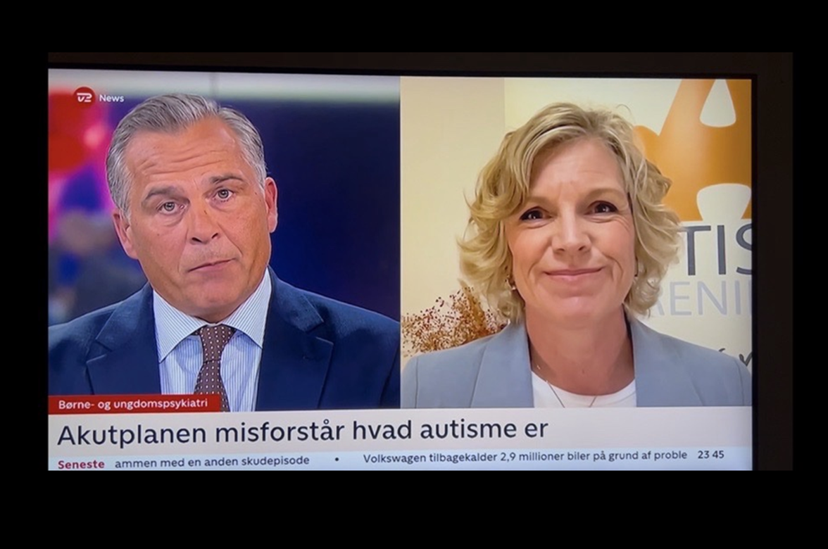 Billede af tv skærm, hvor et interview med Karina Bundgaard vises