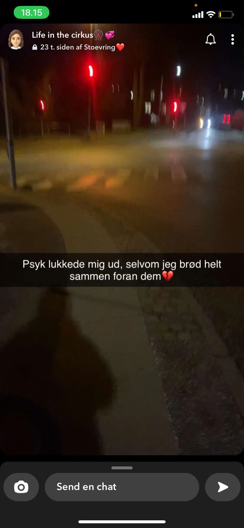 Et skærmbillede fra sociale medier viser et skøret vejkryds om aftenen eller natten. Foran billedet står teksten: Psyk lukkede mig ud, selvom jeg brød helt sammen foran dem (broken heart emote)