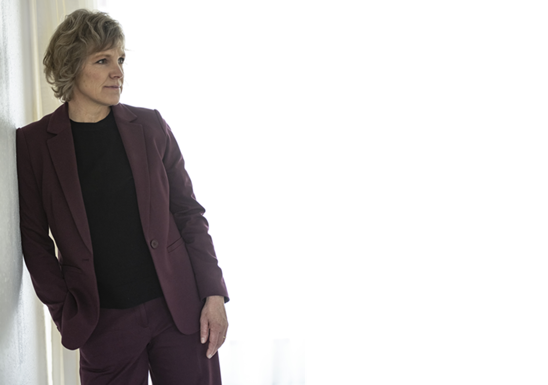 Autismeforeningens formand, Karina Bundgaard, står lænet op ad en væg