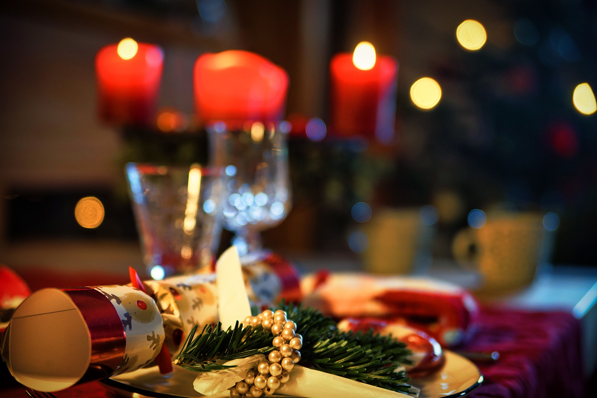 Et nærbillede af et pyntet julebord