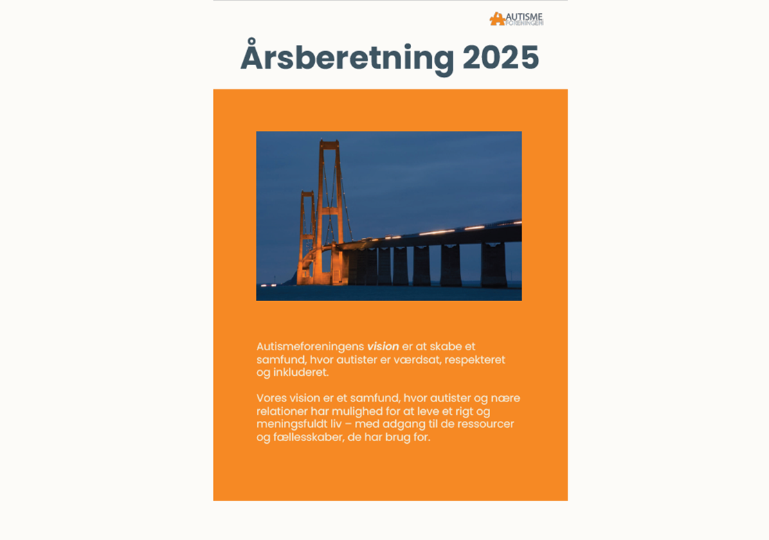 Forsiden af årsberetningen fra 2025 udgivet af Autismeforeningen. Hvid tekst på orange baggrund. Foroven billede af Storebæltsbroen oplyst i orange i anledning af den internationale autismedag 2. april.