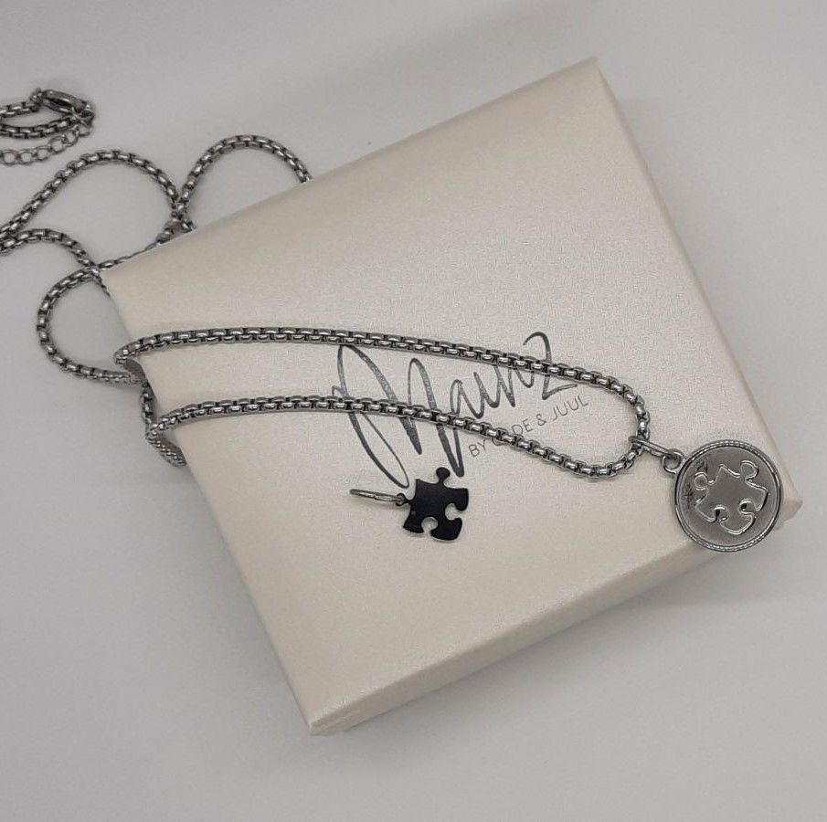 Autismesmykke i stål-look