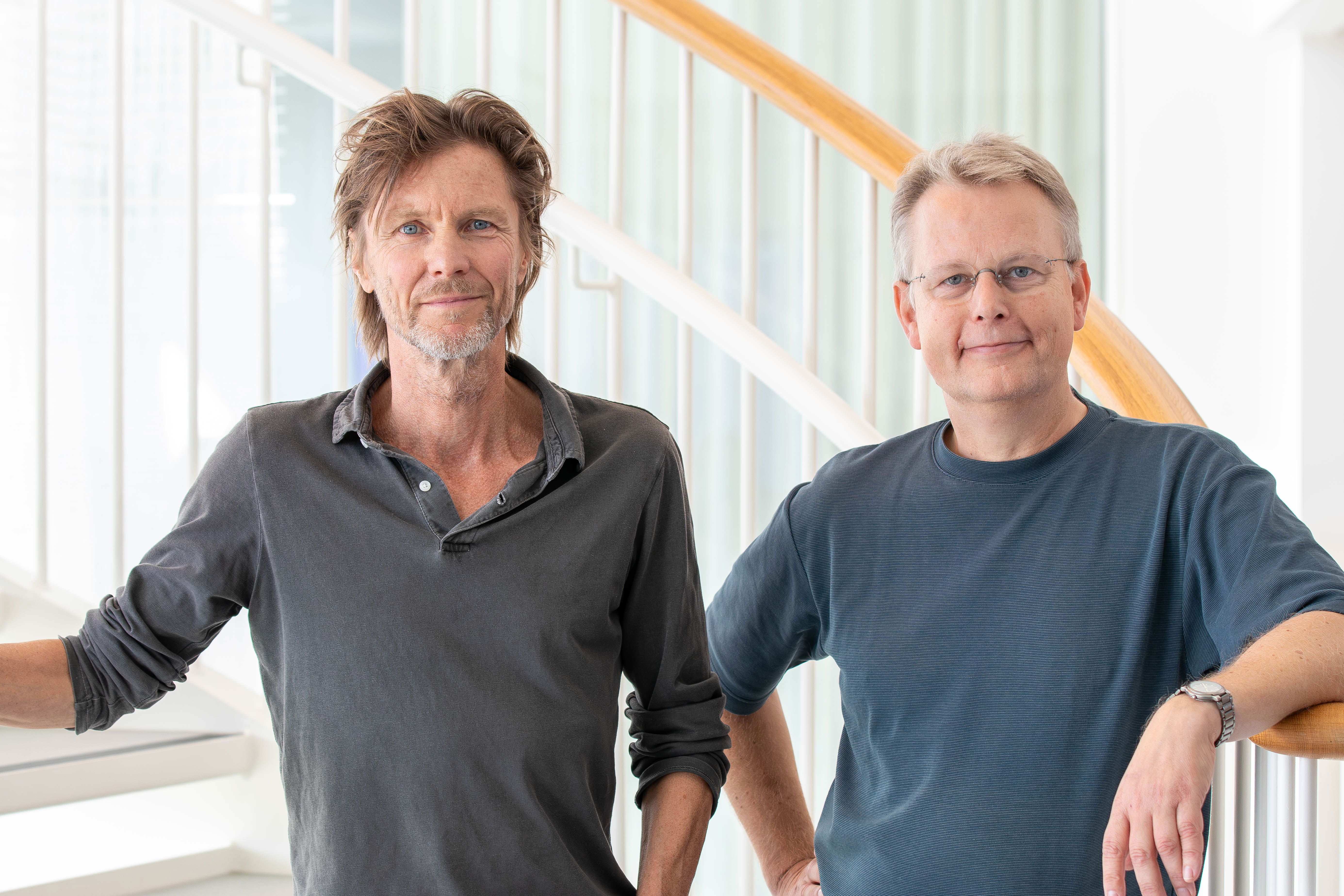 Portrætfoto af Jakob Grove og Anders Børglum, professorer ved Afdeling for Biomedicin på Aarhus Universitet