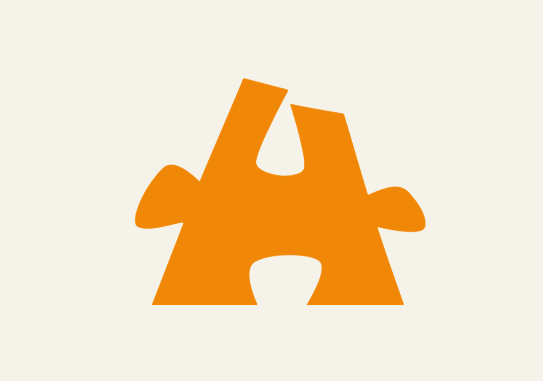 Autismeforeningens logo i orange på beige baggrund