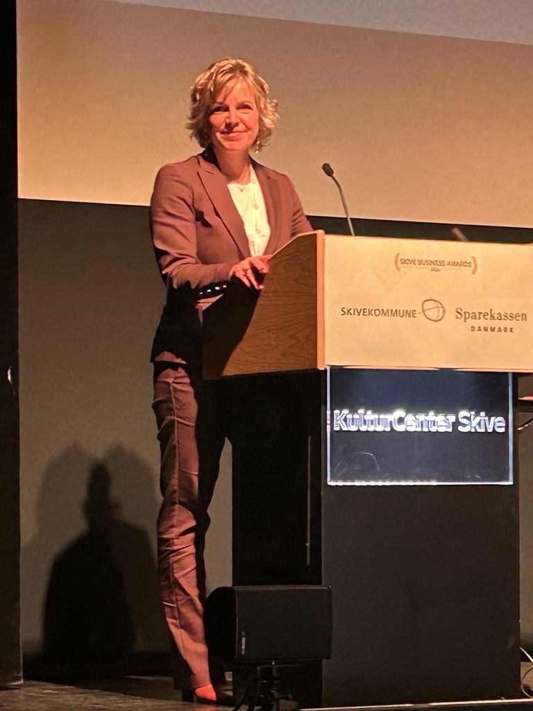 Autismeforeningens formand, Karina Bundgaard, holder tale til åbningen af Skive konferencen 2025