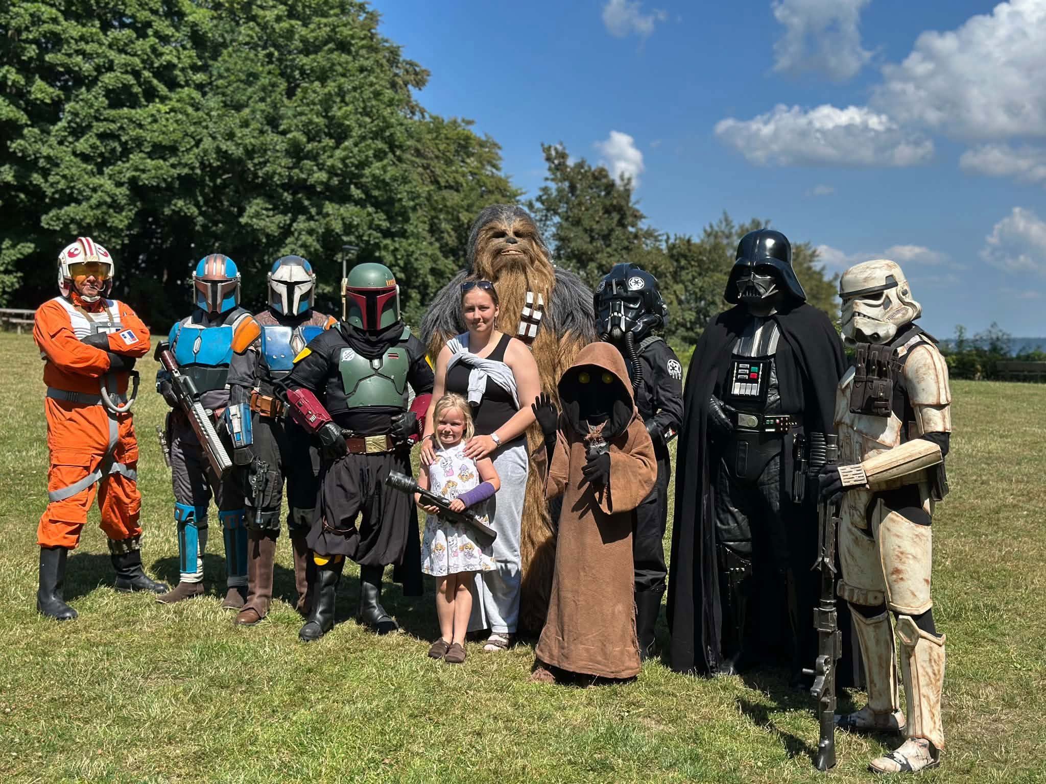 En gruppe mennesker udklædt i Starwars kostumer
