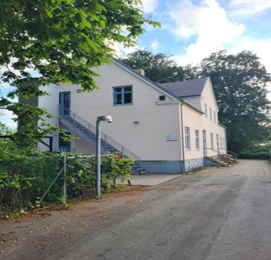 Hvid bygning på vej