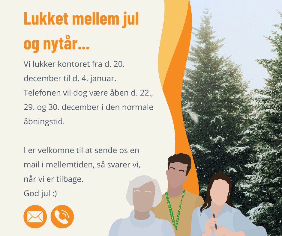 Tekst på flerfarvet baggrund og med juletræer i højre side. Teksten lyder: "Vi lukker kontoret fra d. 20. december og til d. 4. januar. Telefonen vil dog være åben d. 22., 29. og 30. december i den normale åbningstid. I er velkomne til at sende os en mail i mellemtiden, så svarer vi, når vi er tilbage. God jul :)"