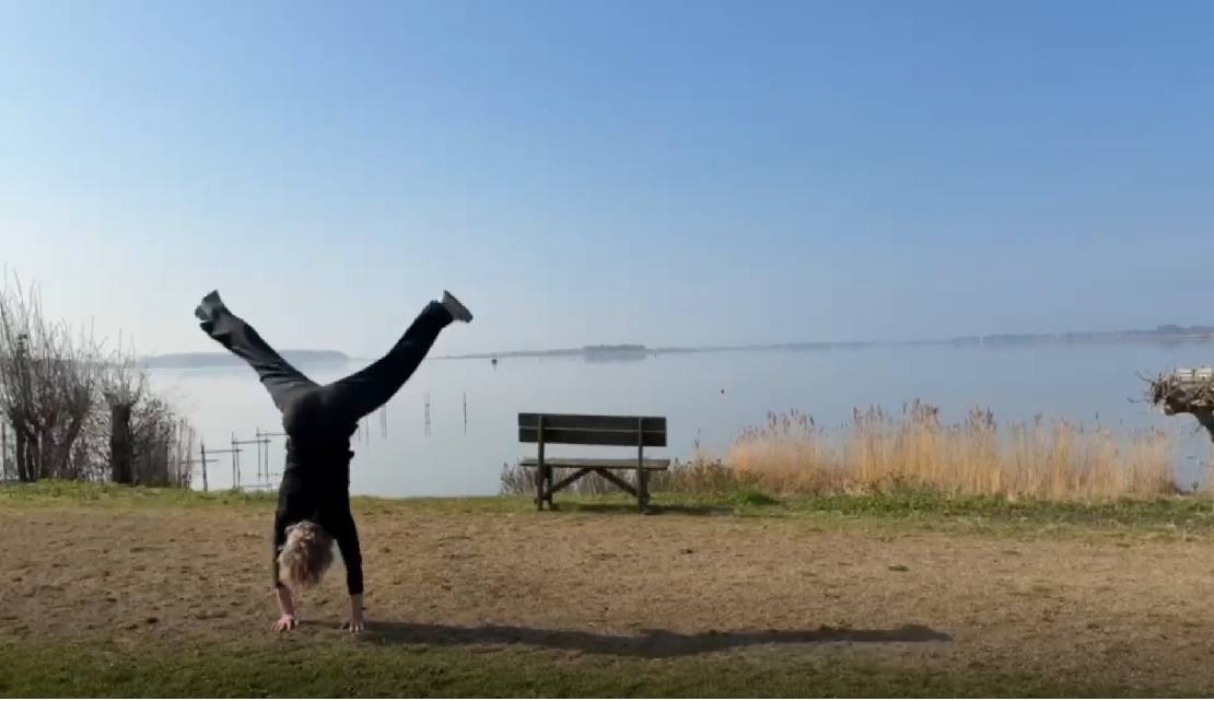 Karina Bundgaard laver en vejrmølle