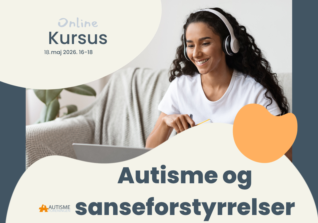 Grafik: Kvinde sidder i sofa med headset på og ser på computerskærm. Tekst  i blå: Online kursus- Autisme og sanseforstyrrelser. Autismeforeningen