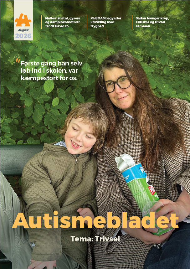 Mor og søn sidder lænet mod hinanden og smiler på en bænk. Tekst: Autismebladet, teme: trivsel