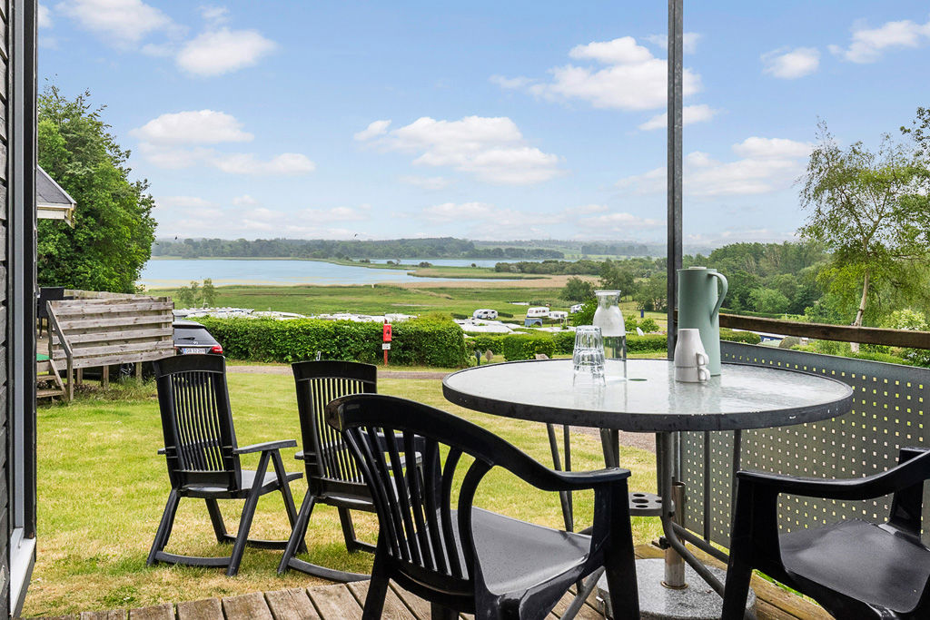 cafebord i forgrund udsigt over fjord i baggrund