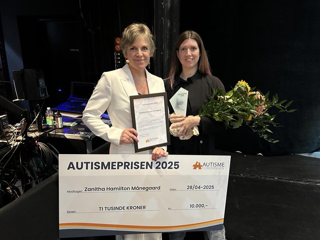Autismeforeningens formand overrækker prisen til vinderen af Autismeprisen 2025
