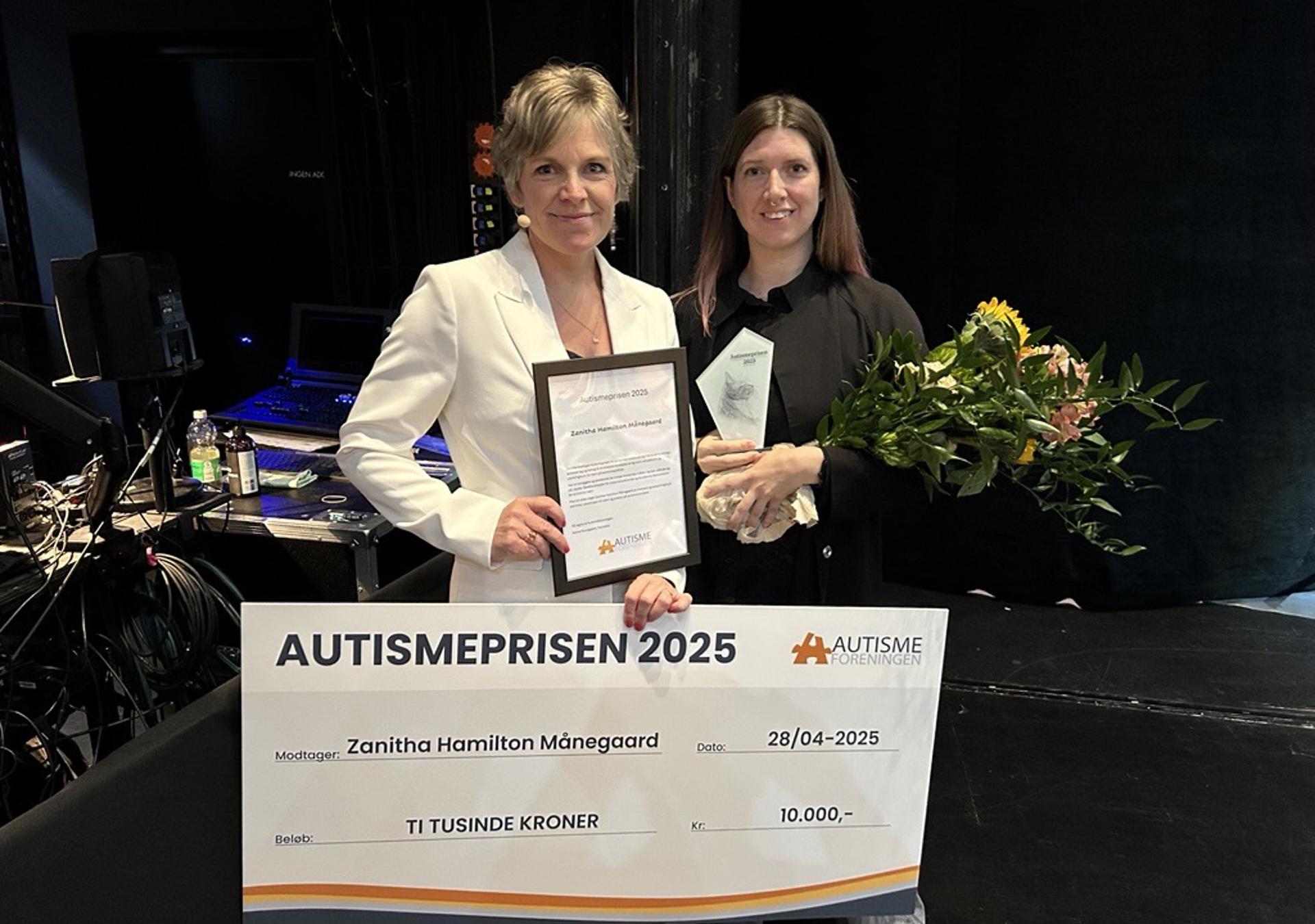 Autismeforeningens formand overrækker prisen til vinderen af Autismeprisen 2025