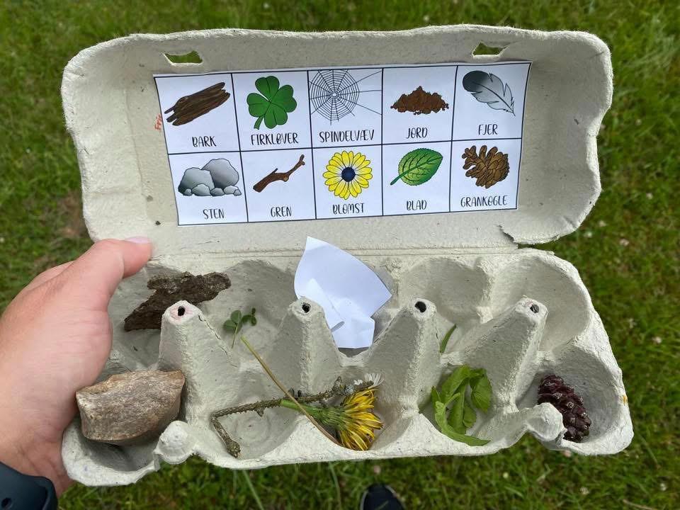 Æggebakke til tingfinderleg. I låget er der påklistret en seddel med de ting, der skal findes.