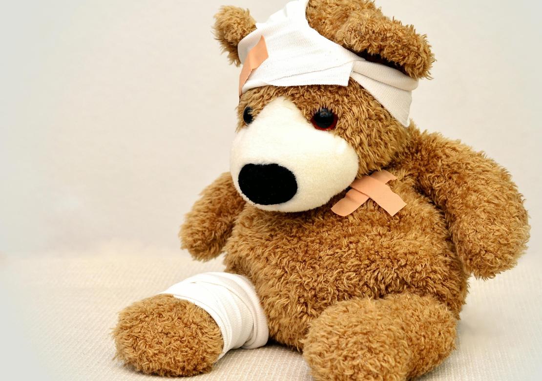 Tøjdyrsbamse med plaster og forbinding.