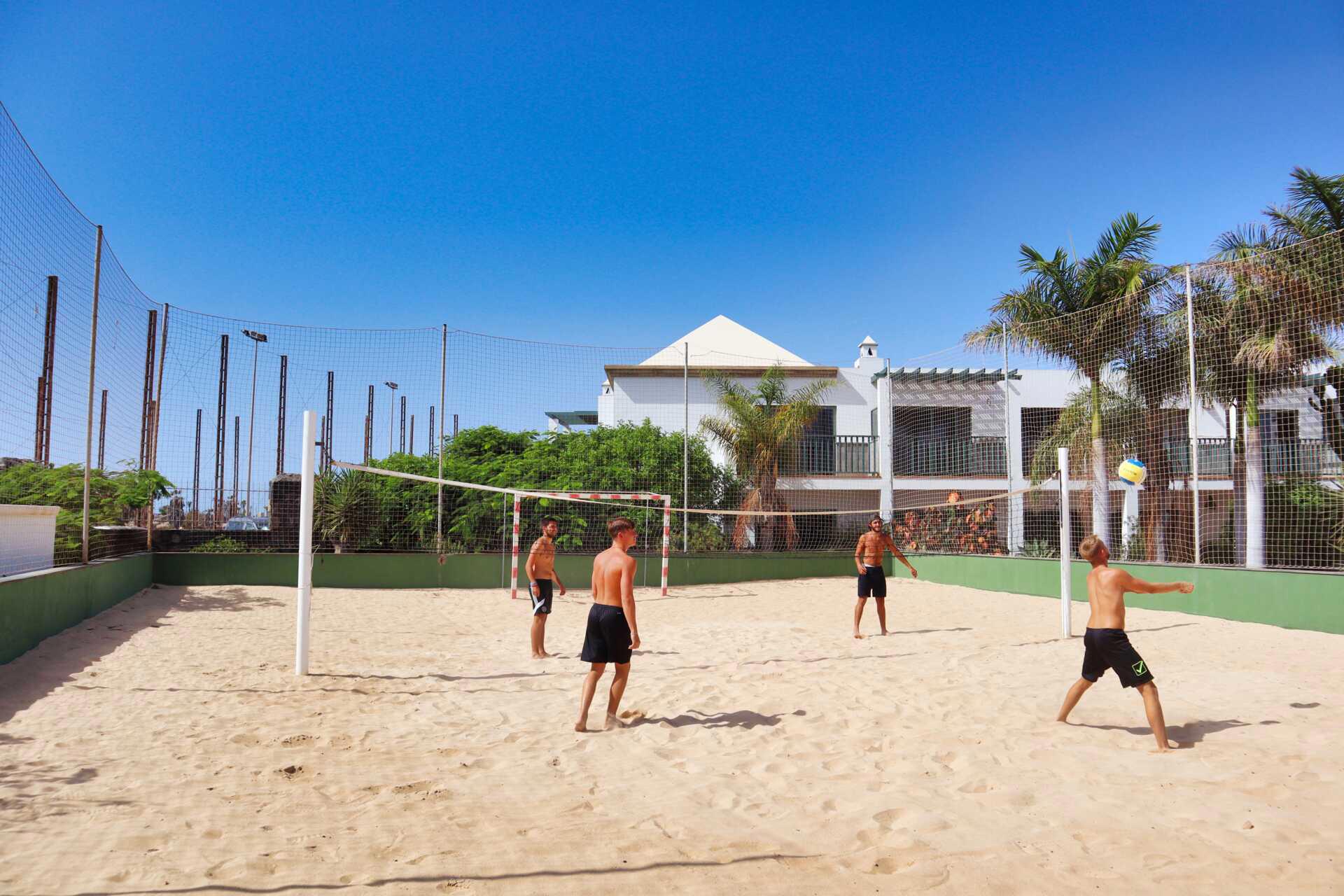 4 drenge spiller vollyball på Hotel Las Marismas