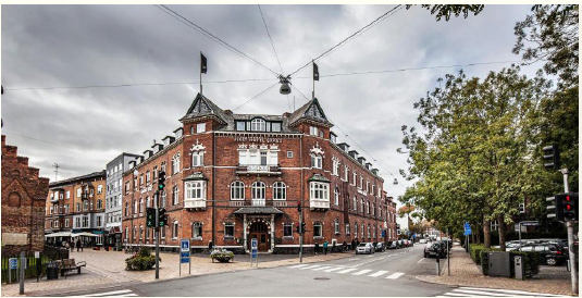 Billede af hele bygningen som er Grand Hotel