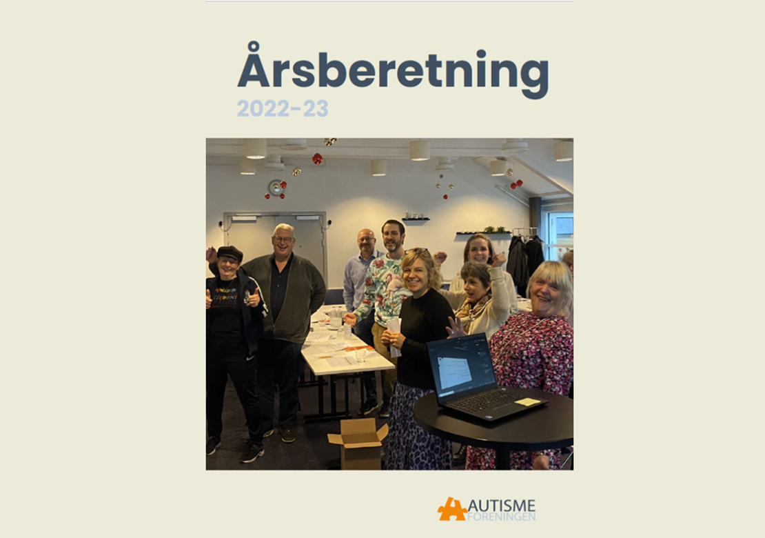 Forsiden af årsberetningen fra 2023 udgivet af Autismeforeningen. Et billede af hovedbestyrelsen samlet i et lokale