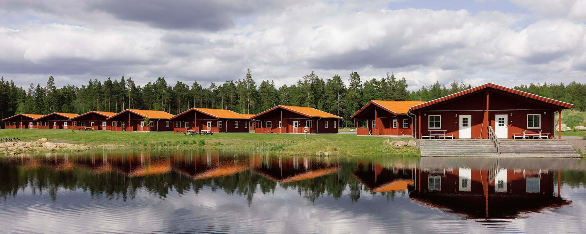 Hytterne side om side langs søen