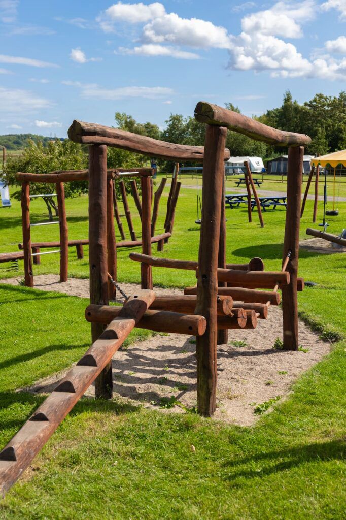 Forhindringsbane i træ til børn - på græsområde