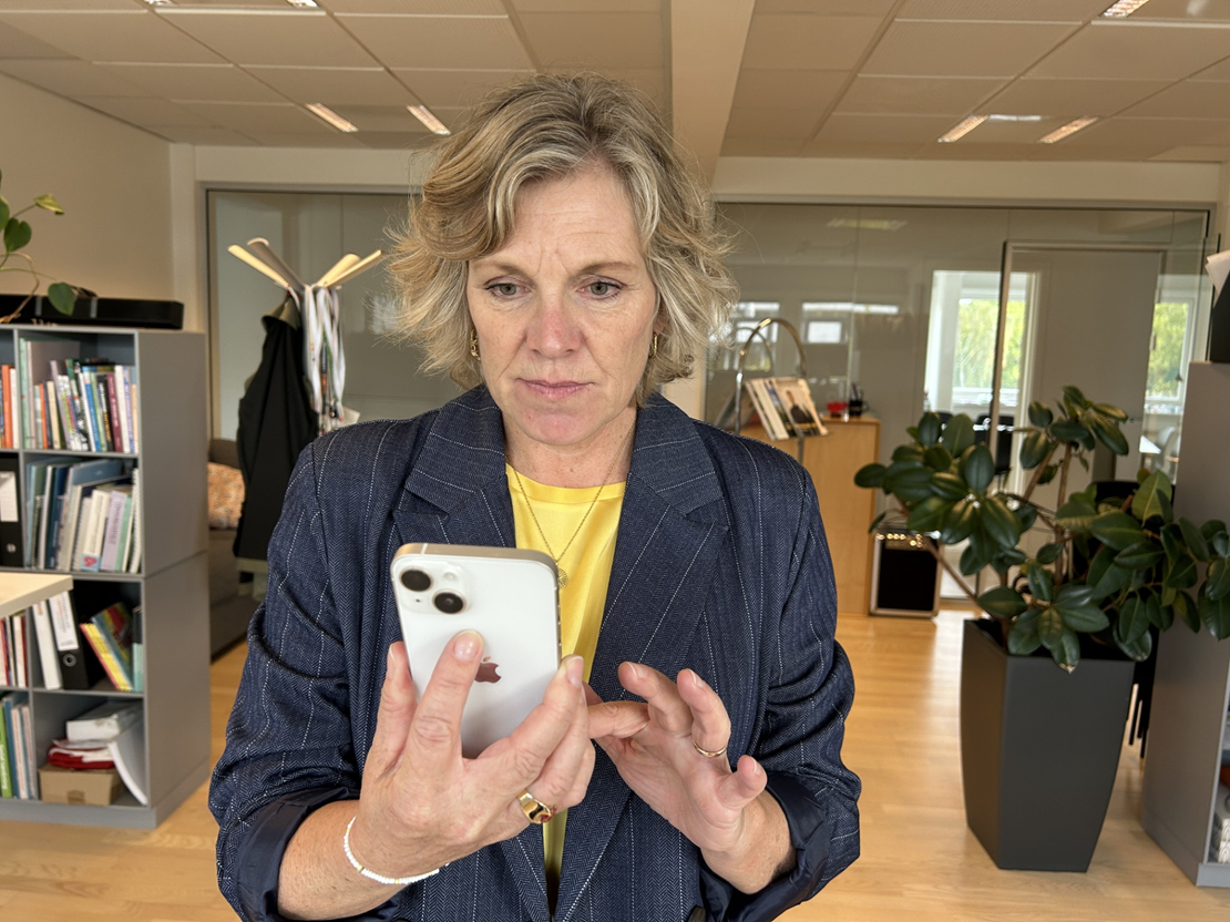 Karina Bundgaard med smartphone i hånden