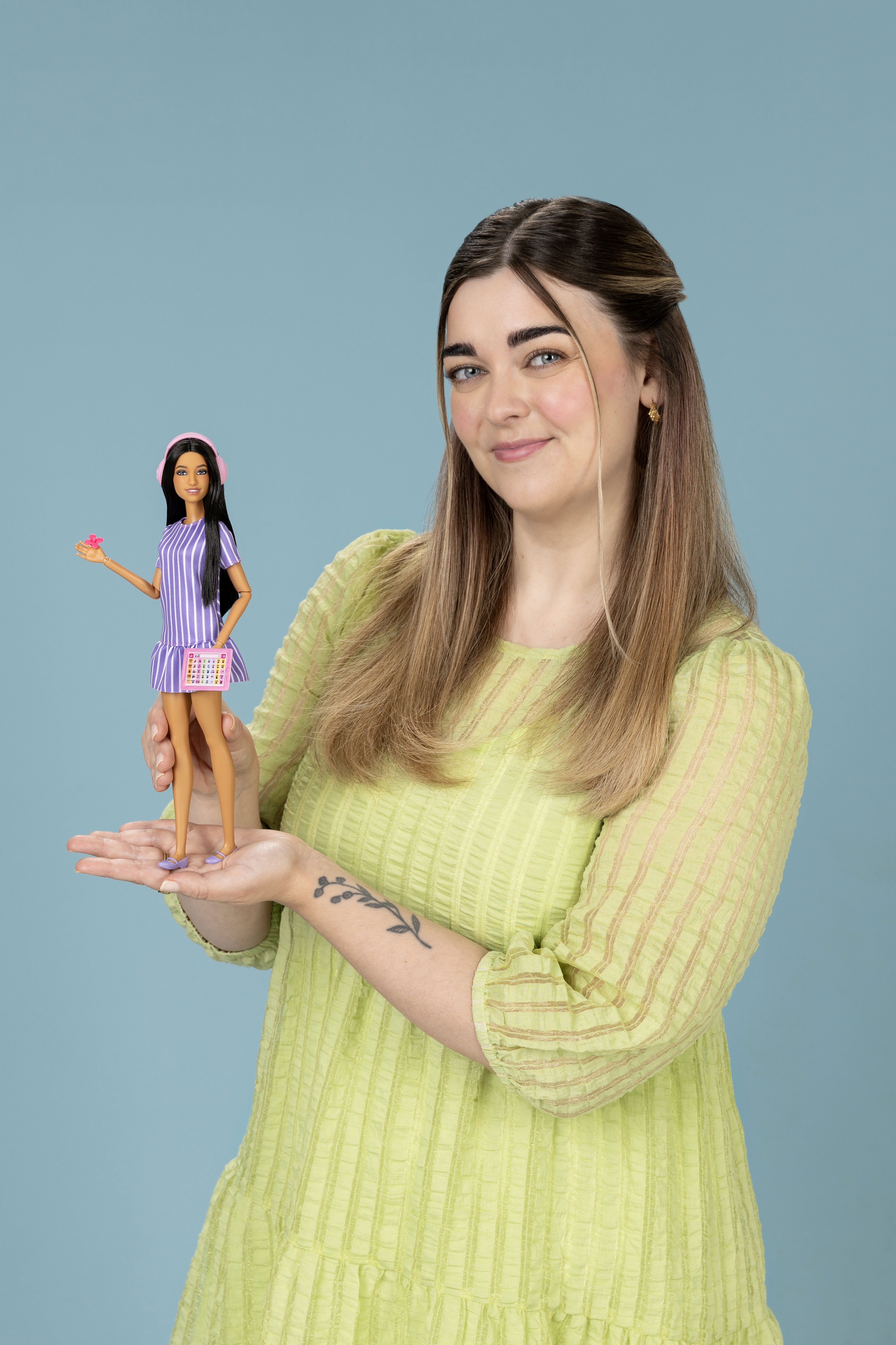 Sonja Lovdal fremviser den nye Barbie