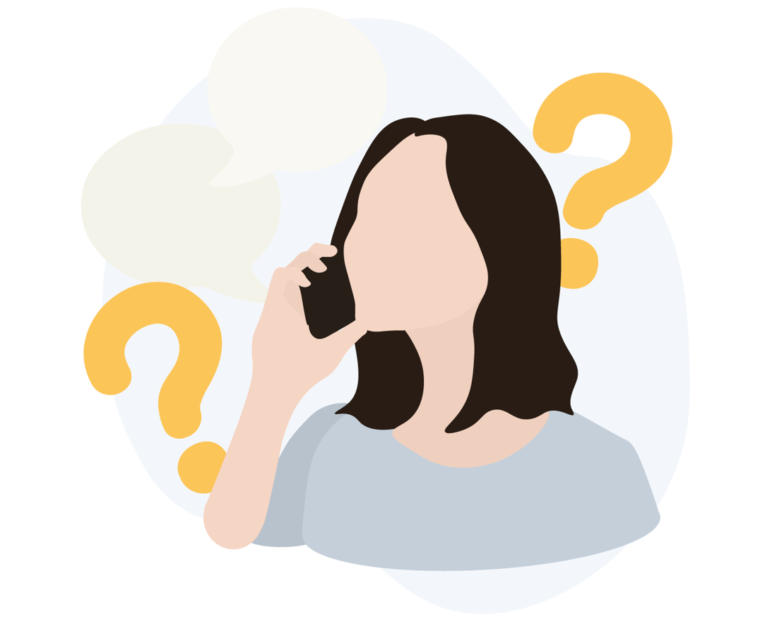En kvinde taler i telefon med spørgsmålstegn og talebobler