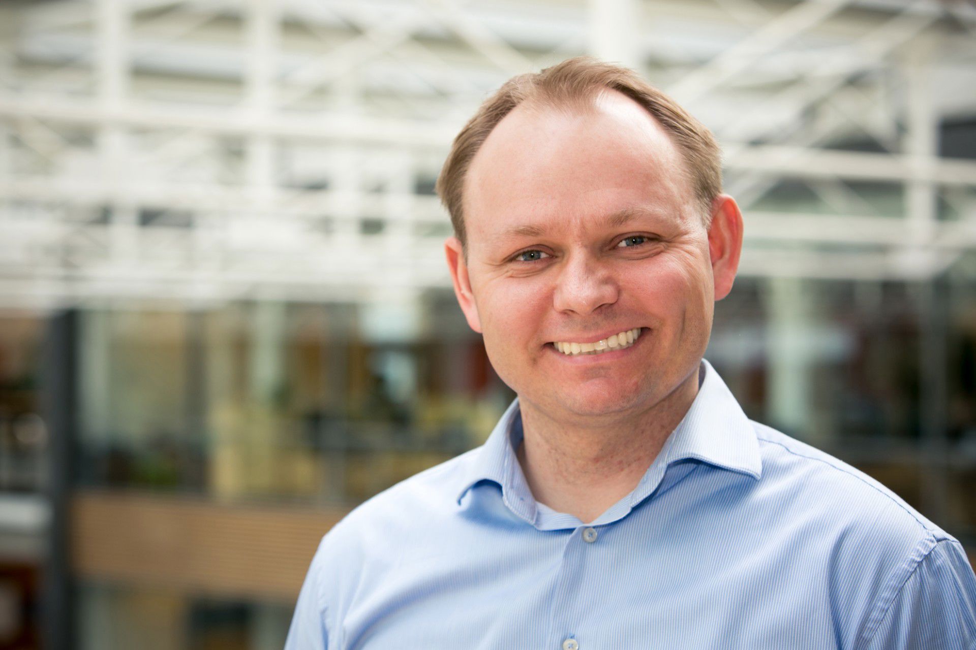 Portrætfoto af en smilende Thomas Hjermind Jensen