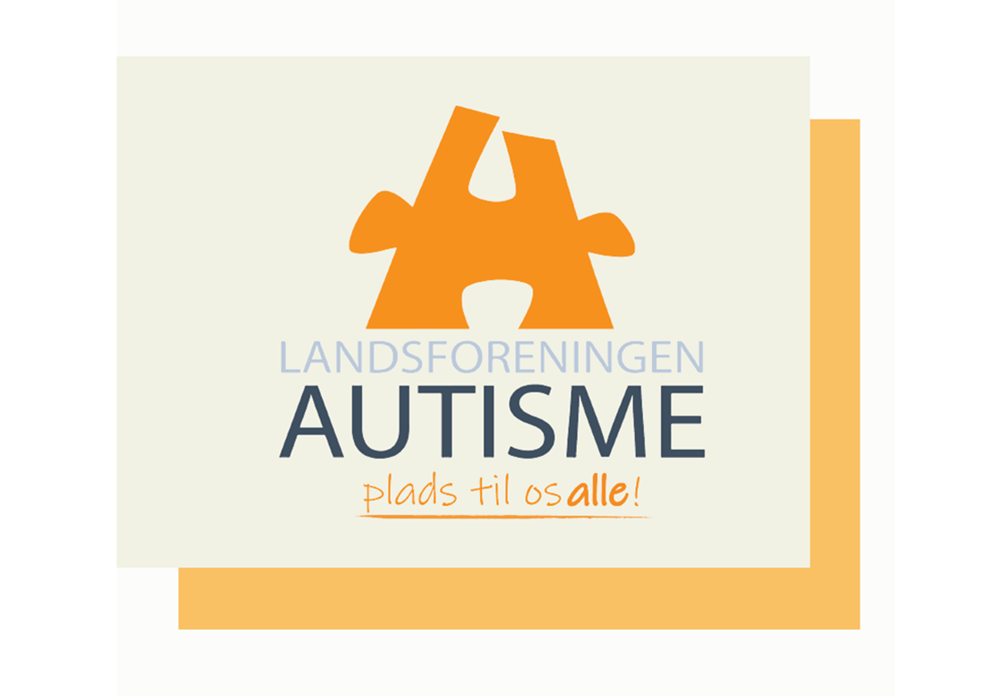 Forsiden af årsberetningen fra 2022 udgivet af Autismeforeningen. Autismeforeningens navn, logo og teksten "plads til alle" på beige baggrund