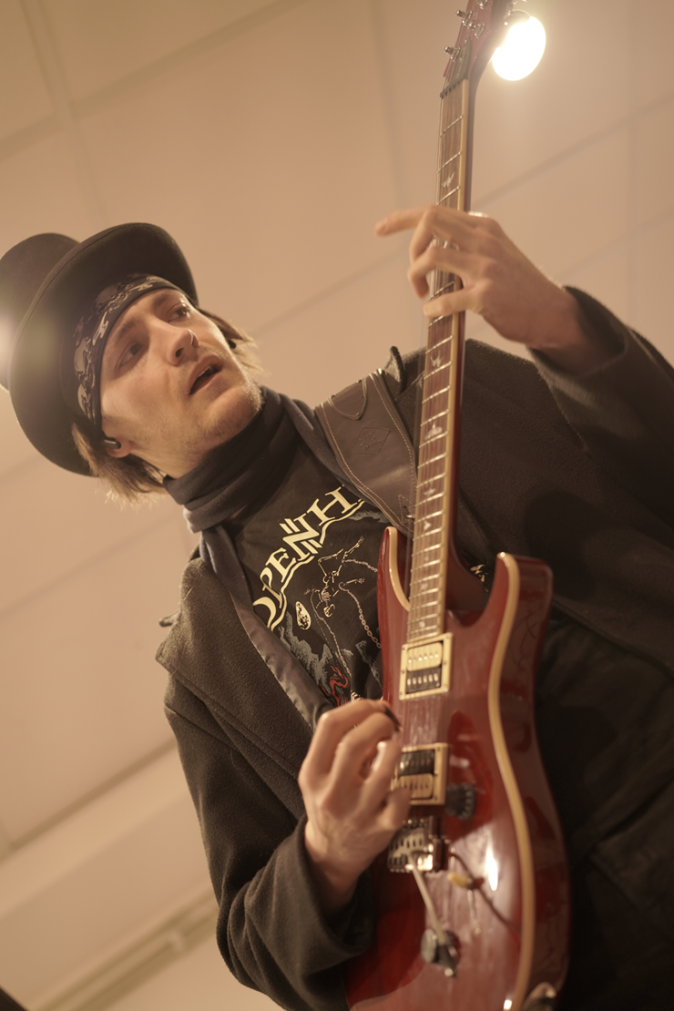 David fotograferet nedefra mens han spiller på sin guitar
