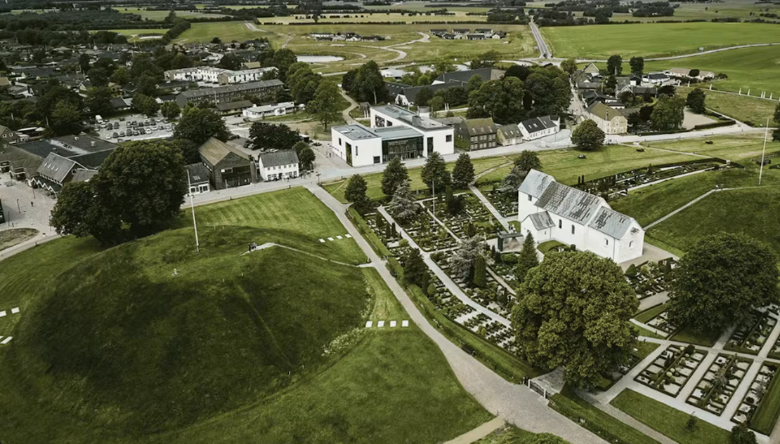 Luftfoto af Kongernes Jelling