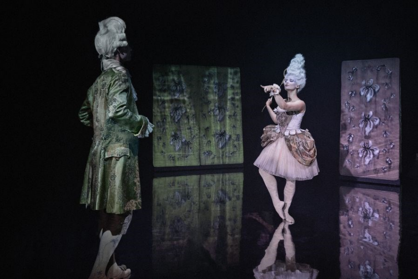 To balletdansere danser på mørk scene