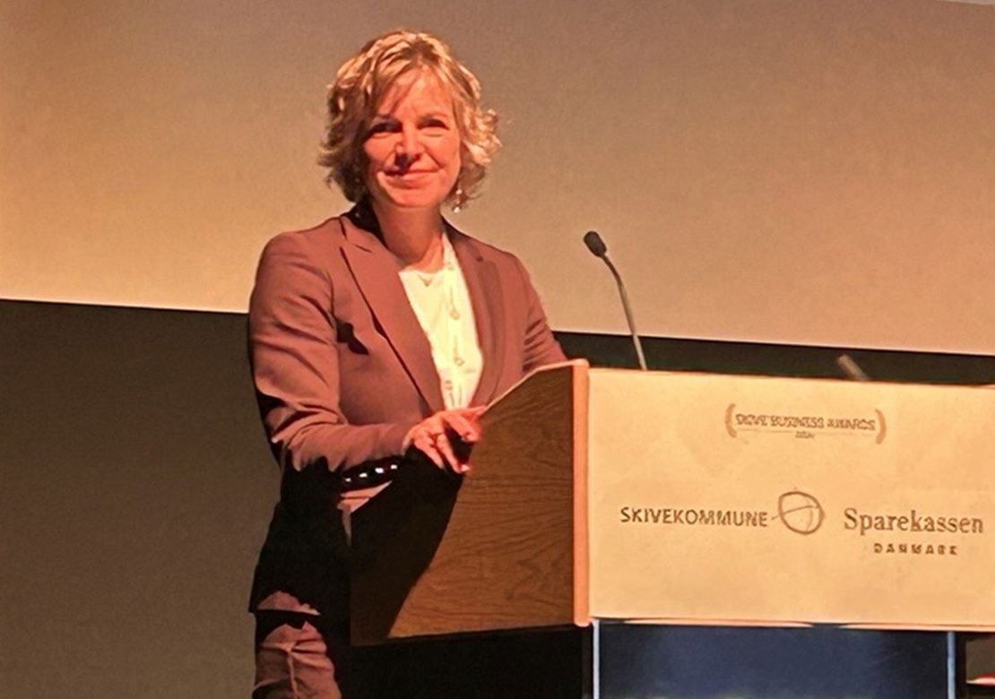 Autismeforeningens formand, Karina Bundgaard, holder tale til åbningen af Skive konferencen 2025