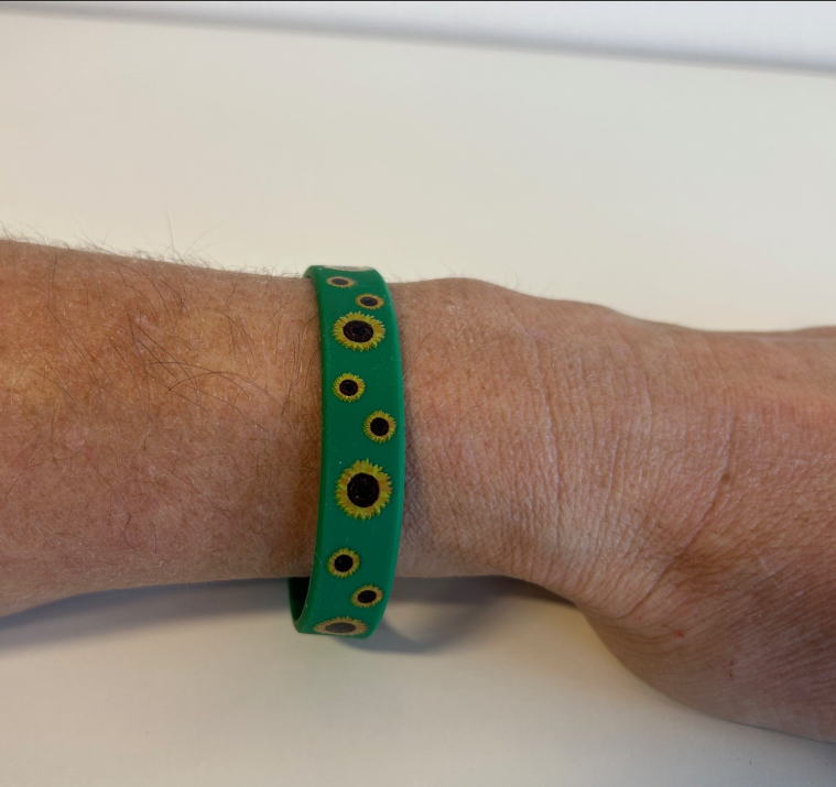 Solsikkearmbånd på håndled