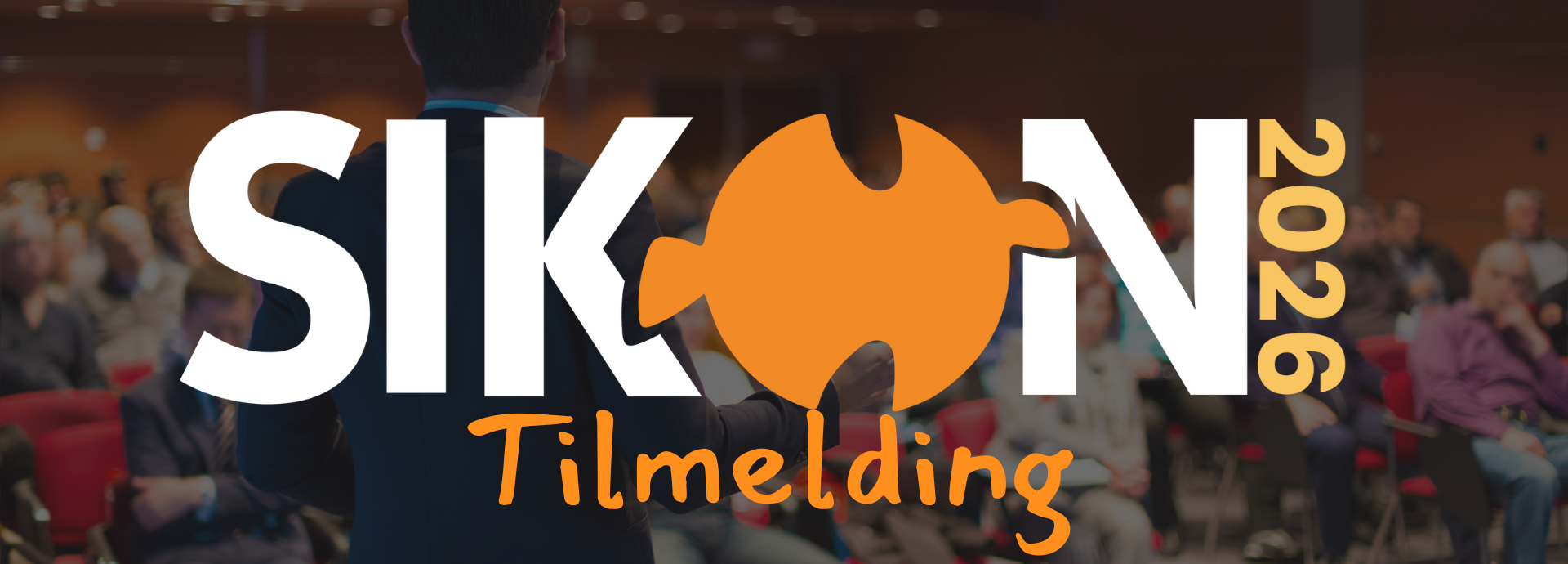 Sløret baggrundsbillede med mange mennesker. I forgrunden er teksten: SIKON 2025 og nedenunder står der Tilmelding