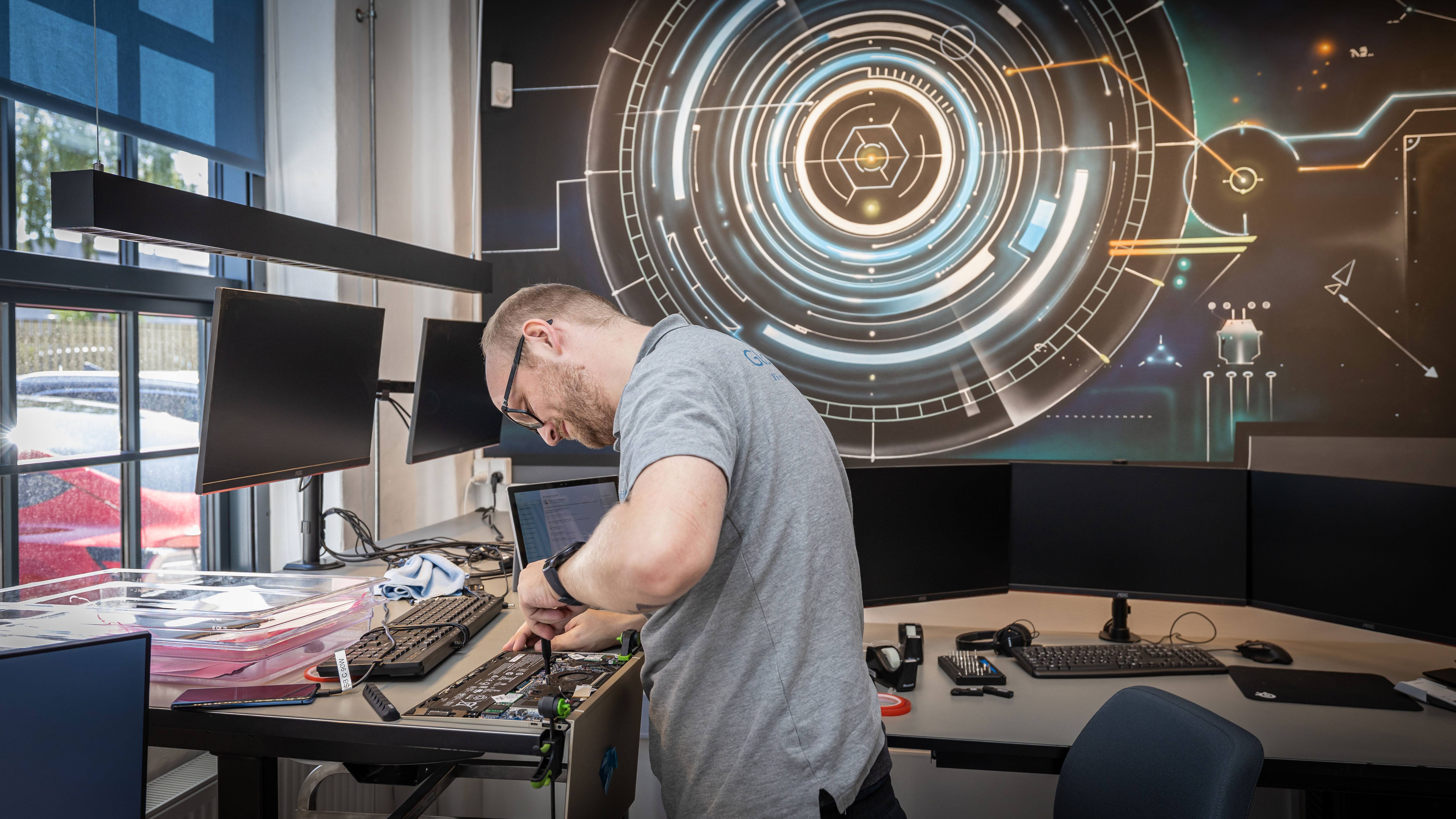 Martin står og arbejder med noget elektronik ved et bord