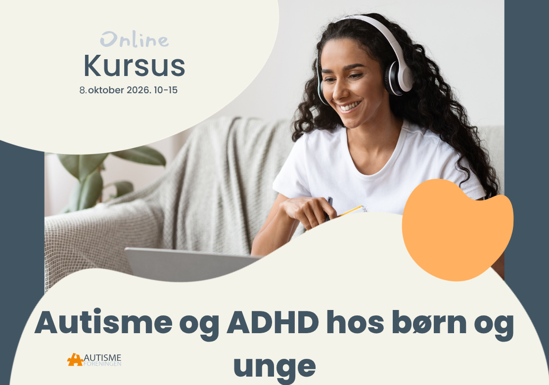 Grafik: Kvinde sidder i sofa med headset på og ser på computerskærm. Tekst  i blå: Online kursus - Autisme og ADHD hos børn og unge . Autismeforeningen