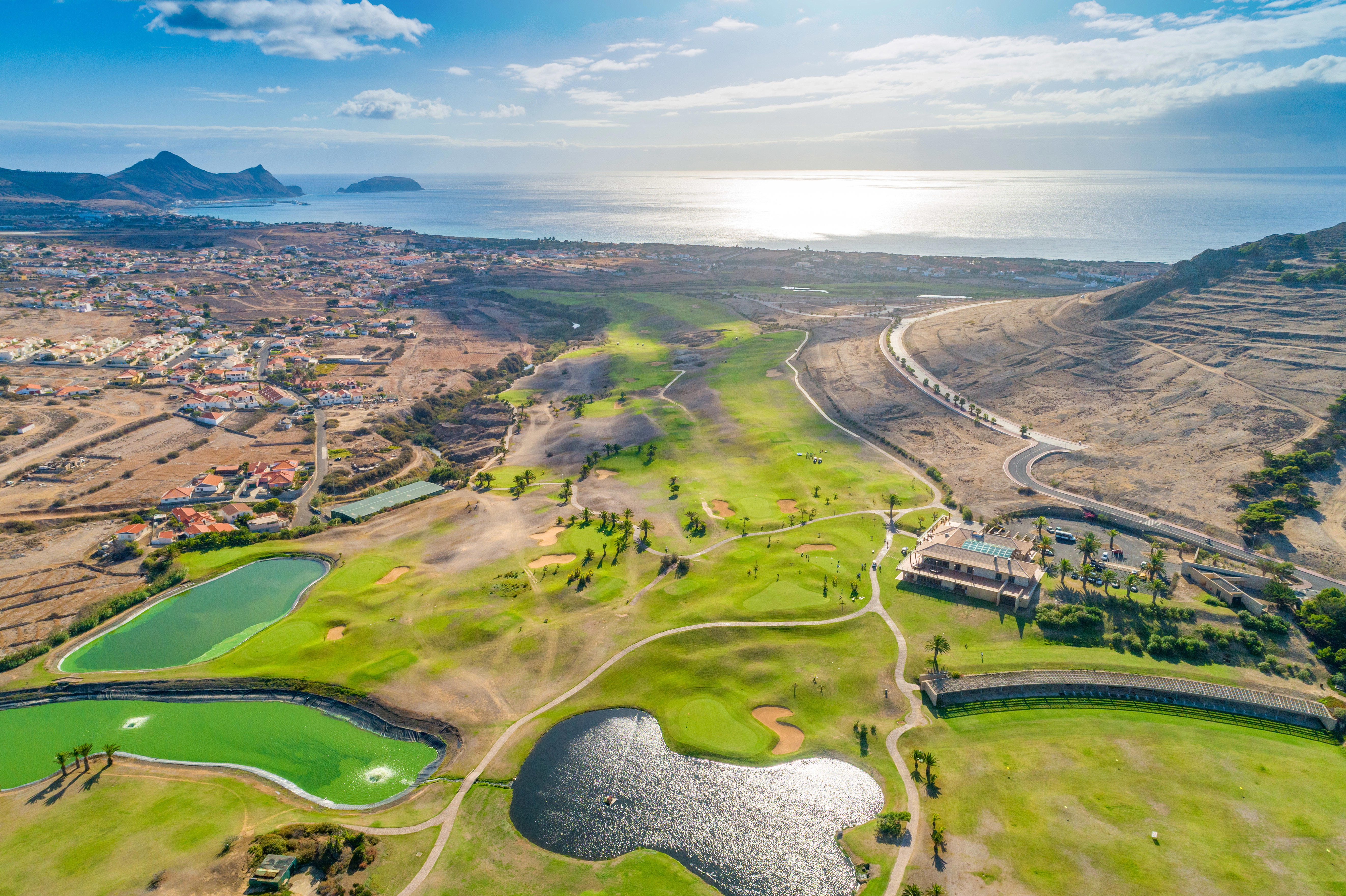 Luftfoto af goldbane med søer